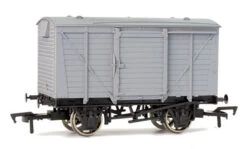 Dapol OO Gauge Ventilated Van Purple Moose Brewery 4F-011-108